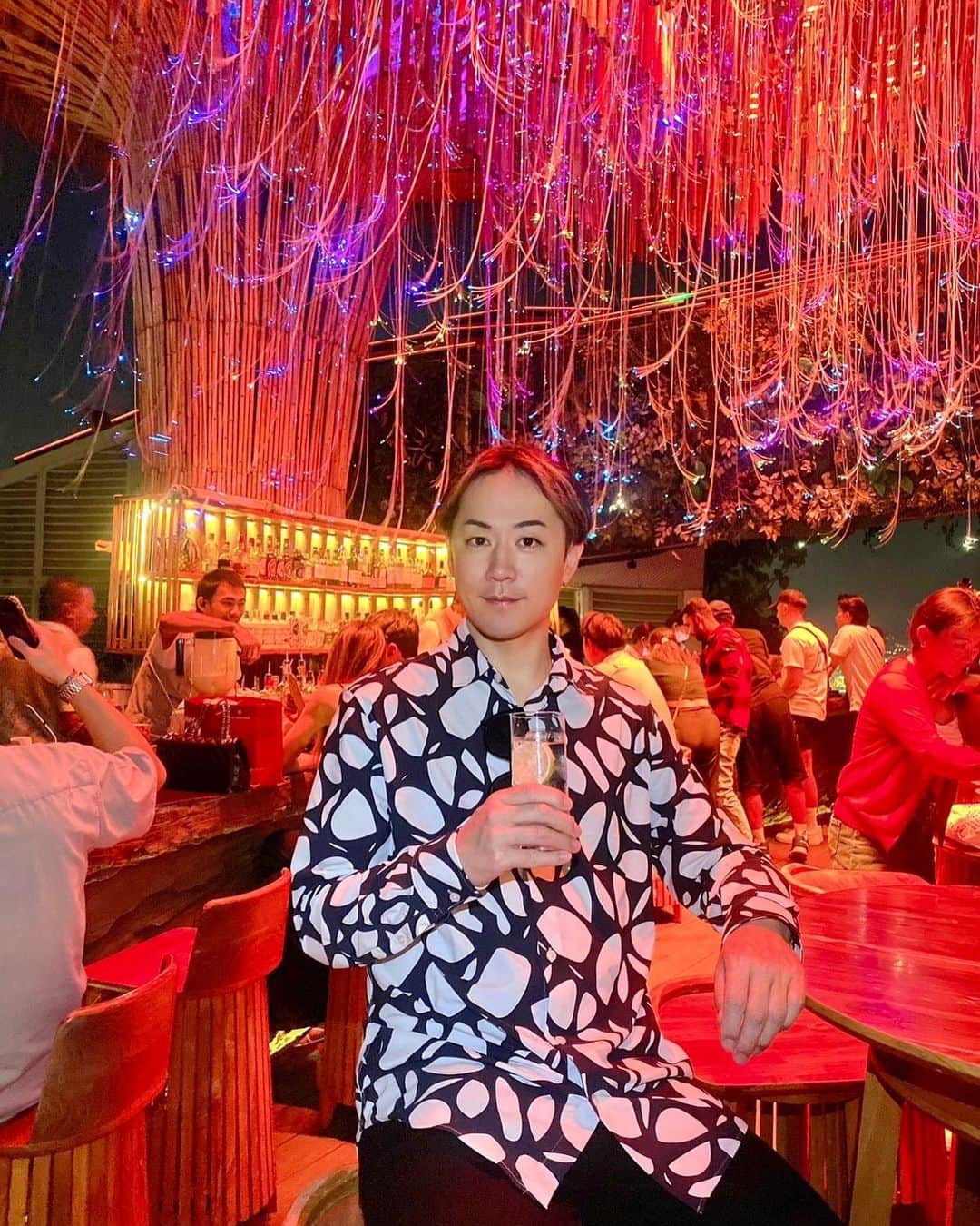 DJ DAIKI（若林大輝）のインスタグラム：「We arrived in Bangkok!! 3年ぶりのバンコク到着🛩🇹🇭 気温33℃🌞真夏日 Rooftop bar夜風が 気持ちよくて最高!!!」