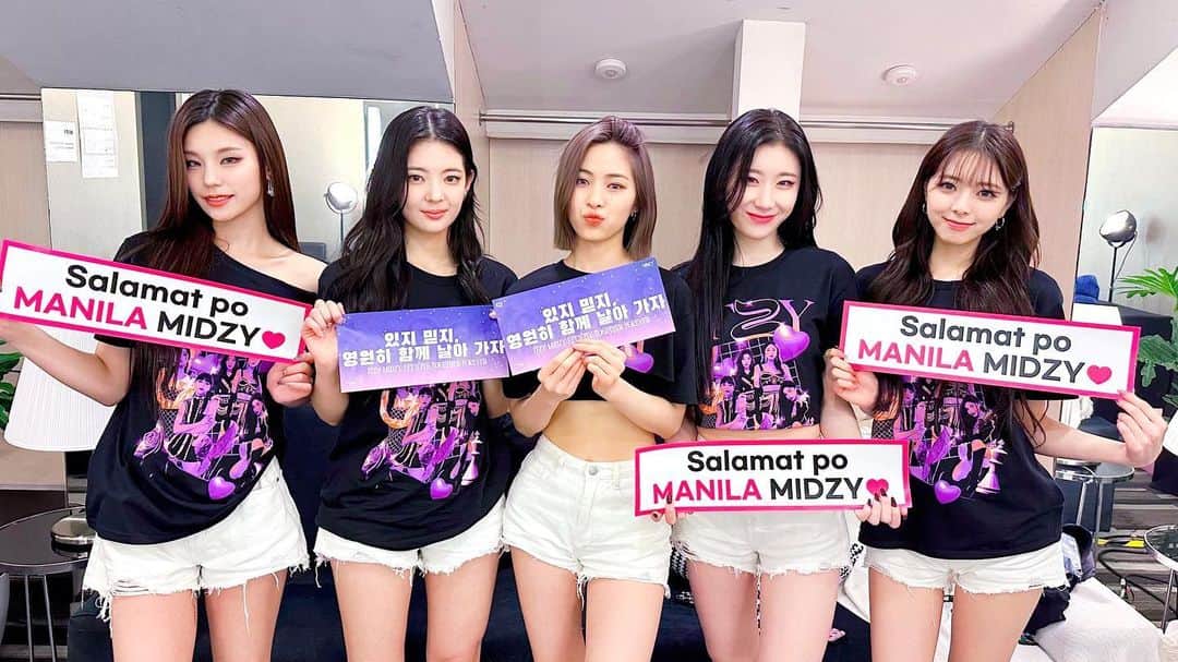 ITZYさんのインスタグラム写真 - (ITZYInstagram)「ITZY THE 1ST WORLD TOUR <CHECKMATE> in #MANILA DAY 2  MIDZY! Mahalaga kayo sa amin🎁 Kita tayo ulit, Manila💝  #ITZY #MIDZY @itzy.all.in.us  #ITZY_WORLD_TOUR ✈️」1月15日 22時37分 - itzy.all.in.us