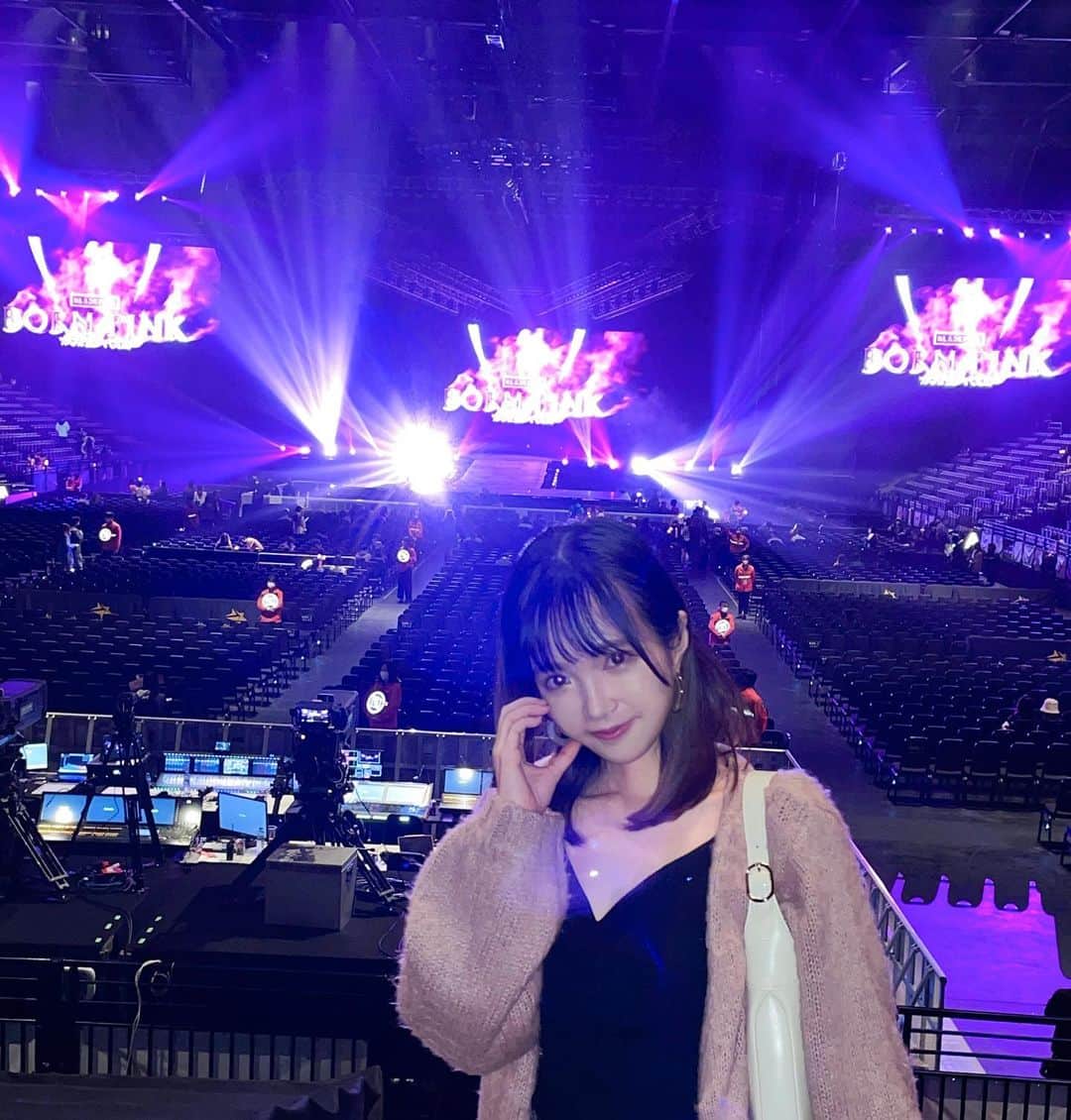 キアナのインスタグラム：「#blackpinkinyourarea 💗🖤」