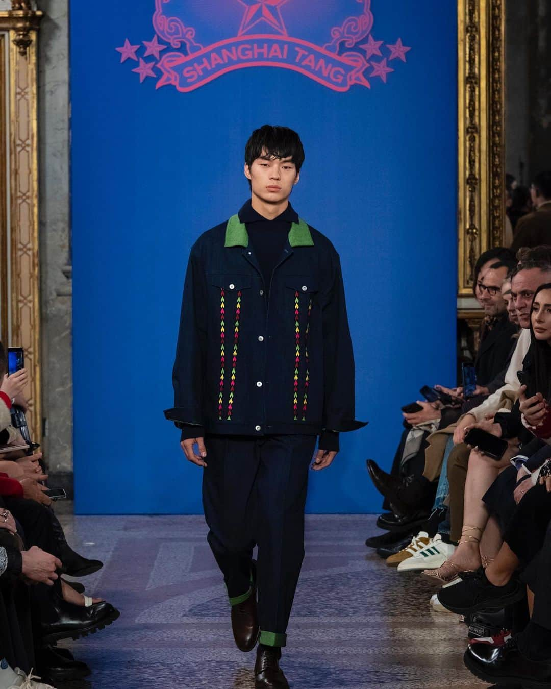 シャンハイタンさんのインスタグラム写真 - (シャンハイタンInstagram)「SHANGHAI TANG celebrates Milan Fashion Week with its fall/winter 2023 collection, REUNION, setting the stage for a harmonious gathering that resonates in both Italian and Chinese cultures.  The traditional SHANGHAI TANG Chinese Tang suit looks just as it is when viewed from the front, but in profile, its slightly architectural sleeve, typical of westernized pattern making, reveals a subtle update on the iconic.   And as always, at the heart of SHANGHAI TANG is Sir David Tang’s sophistication in contemporary art and design, playful and eccentric spirit, and yearning to “Make Life A Party.”  -  團圓：上海灘與世界共赴一場中式盛宴 米蘭時裝週展示2023秋冬男裝大秀  在本系列中，丹寧是一個標誌性元素，設計師以精密繁復的服裝製作工藝詮釋日常的丹寧面料，保留其輕鬆有趣的本質，賦予了高級的手工價值之感，打破了傳統正裝的封閉感。   在服裝款式的考量上，設計師援引西式禮服廓形，並通過創新的剪裁和細節調整如直身剪裁、水洗處理、去除墊肩等弱化正裝感，從而讓整體更為輕鬆並同時呈現出一絲復古意味。  #shanghaitang  #上海滩 #milanfashionweek #REUNION #makelifeaparty  #將人生變成一場盛宴」1月15日 22時52分 - shanghaitang