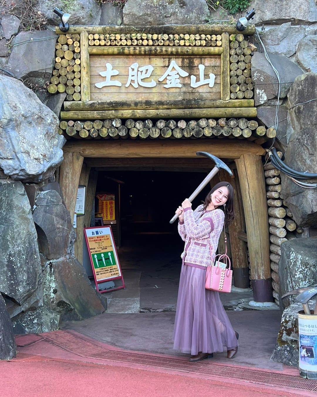 寺山葵のインスタグラム：「さっそく金メダル🏅になる 純金をゲットです💪🏻😤✨  砂金採りの体験は初めてで ワクワクが終始とまりませんでした🥰❤️✨  それから思わぬ所から、、 金筒の特上煎茶もいただきました🍵💕✨  いいスタートをきれています☺️🍀✨  #西伊豆 #土肥金山」