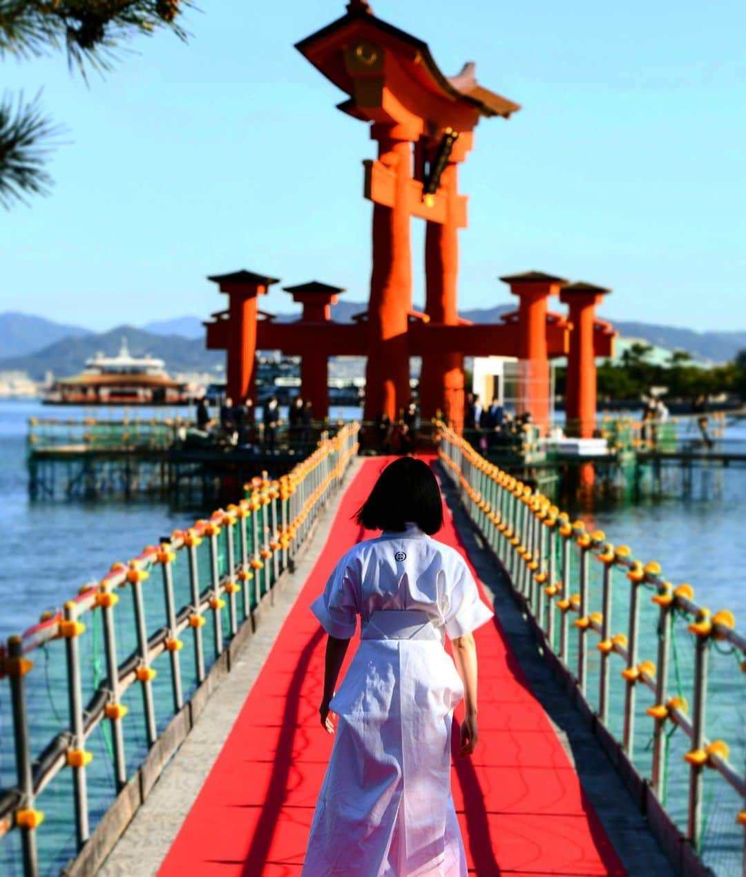 小松美羽のインスタグラム：「(EN/JP/CH) At the time of the establishment of Itsukushima Shrine, a raven called '' Gokarasu-sama'', who came from Takamanohara as a messenger of the gods, played an important role.  It is a shrine where it is said that crow-related rituals are still held.  By listening to the history of Itsukushima Shrine since its beginning, I was humbled by the way people were worshiping with their utmost modesty the divine presence within nature. The live painting at Itsukushima Shrine reminded us of such a “commitment to our precious earth." — 嚴島神社の創建には「神鴉(ごからす)さま」とういう高天原から神の使いとしてやってきた鴉が重要な役割を担っており、この神鴉さまの案内で導かれた場所が厳島神社であり、今でも鴉にまつわる御神事が行われているそうです。 嚴島神社創建からの歴史を伺うことで、人が大いなる存在を驕ることなく崇拝し純粋に自然に向かっていく姿の謙虚さに身が引き締まりました。 嚴島神社でのライブペイントはそんな「大切な地球との約束」を思い出させてくれるものでした。 — 作為神的使者從高天原被差派的烏鴉被稱為 「神鴉」，在嚴島神社的創建過程中擔任了非常重要的任務，據說神社的所在地是由神鴉所指引的，與烏鴉有關的神道儀式仍然在這裡舉行。 得知嚴島神社從創建以來的歷史，對於人們不自傲，純粹面對自然地崇拜偉大存在的謙卑態度，令我肅然起敬。 在嚴島神社的現場創作，讓我回想起「與寶貴地球所立之約」。  https://www.hyakube.com/magazine/komatsu14-20221026/」