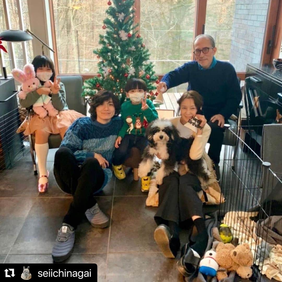 山口尚美さんのインスタグラム写真 - (山口尚美Instagram)「幸宏さんには、家族ぐるみで本当に仲良くして頂きました。 娘や息子のことも会う度可愛がって頂き、感謝しかありません。 何より聖一のことをとても気に入ってくださり、ライブや飲みに沢山誘ってくださいました。 確実に幸宏さんのお陰で今の聖一があります。 いつもダンディーでカッコ良く、どこかユーモラスな幸宏さんにもうお会いできないのが本当に残念ですが、頂いた愛を無駄にしないよう、家族で前を向いて生きたいと思います。 どうぞ見守っていてくださいね。 幸宏さん、本当にありがとうございました。  #repost @seiichinagai with @use.repost  ・・・ 幸宏さん  あなたの最後のギタリストに私を選んでくれたことは、私の一生の誇りです。  楽しい思い出ばかりですが、本当は、もっともっと、ご一緒したかったです。  いつもお洒落でチャーミングで、粋なジョークが大好きだった幸宏さん。  本当にありがとうございました。  永井家より、愛を込めて。」1月15日 23時06分 - happy_harumi