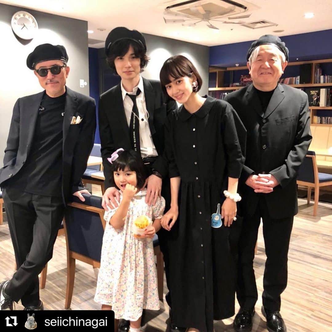 山口尚美さんのインスタグラム写真 - (山口尚美Instagram)「幸宏さんには、家族ぐるみで本当に仲良くして頂きました。 娘や息子のことも会う度可愛がって頂き、感謝しかありません。 何より聖一のことをとても気に入ってくださり、ライブや飲みに沢山誘ってくださいました。 確実に幸宏さんのお陰で今の聖一があります。 いつもダンディーでカッコ良く、どこかユーモラスな幸宏さんにもうお会いできないのが本当に残念ですが、頂いた愛を無駄にしないよう、家族で前を向いて生きたいと思います。 どうぞ見守っていてくださいね。 幸宏さん、本当にありがとうございました。  #repost @seiichinagai with @use.repost  ・・・ 幸宏さん  あなたの最後のギタリストに私を選んでくれたことは、私の一生の誇りです。  楽しい思い出ばかりですが、本当は、もっともっと、ご一緒したかったです。  いつもお洒落でチャーミングで、粋なジョークが大好きだった幸宏さん。  本当にありがとうございました。  永井家より、愛を込めて。」1月15日 23時06分 - happy_harumi
