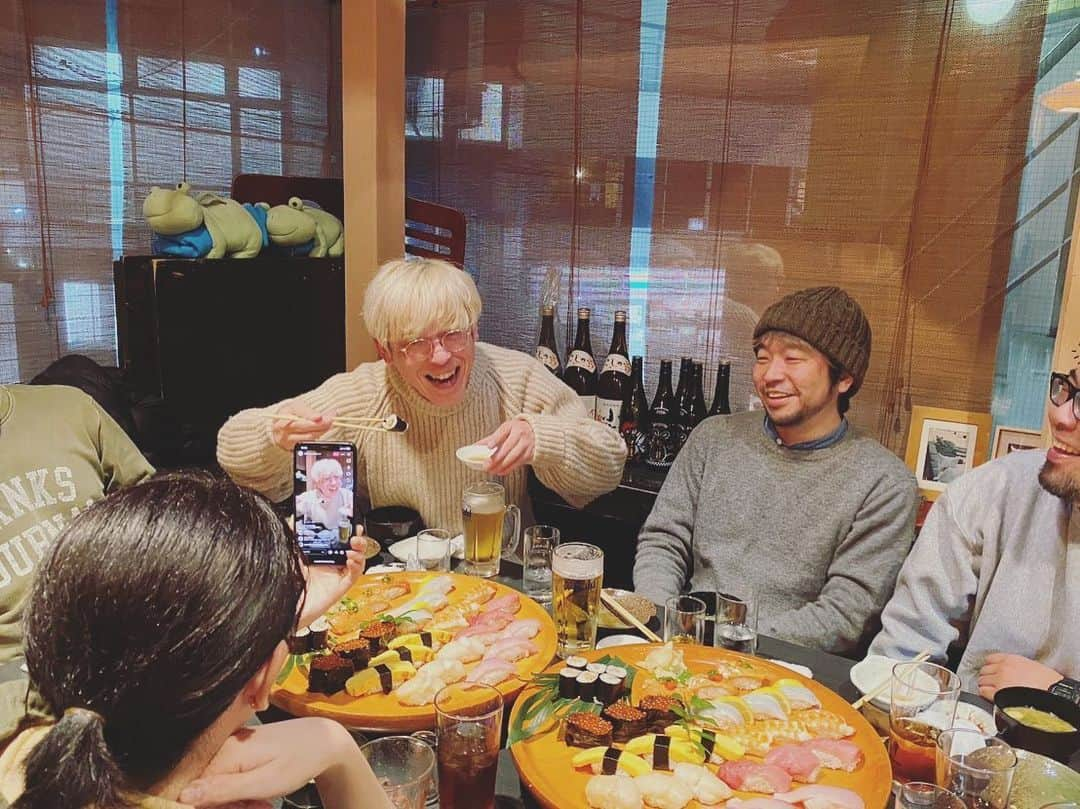 キンモクセイさんのインスタグラム写真 - (キンモクセイInstagram)「いつもお世話になっているGOCHIときわさんにて新年会。 キンモクセイの今年の活動についてざっくばらんに語らいました。 ゲリラインスタライブもアーカイブ残してあるのでほろ酔いのオジたちをご覧ください。 今年もよろしくお願いします。  #キンモクセイ」1月15日 23時07分 - kinmoku_official