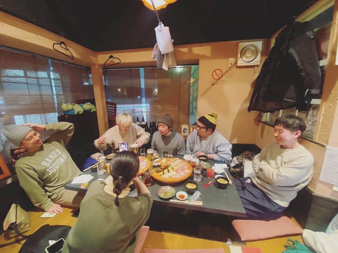 のインスタグラム：「いつもお世話になっているGOCHIときわさんにて新年会。 キンモクセイの今年の活動についてざっくばらんに語らいました。 ゲリラインスタライブもアーカイブ残してあるのでほろ酔いのオジたちをご覧ください。 今年もよろしくお願いします。  #キンモクセイ」