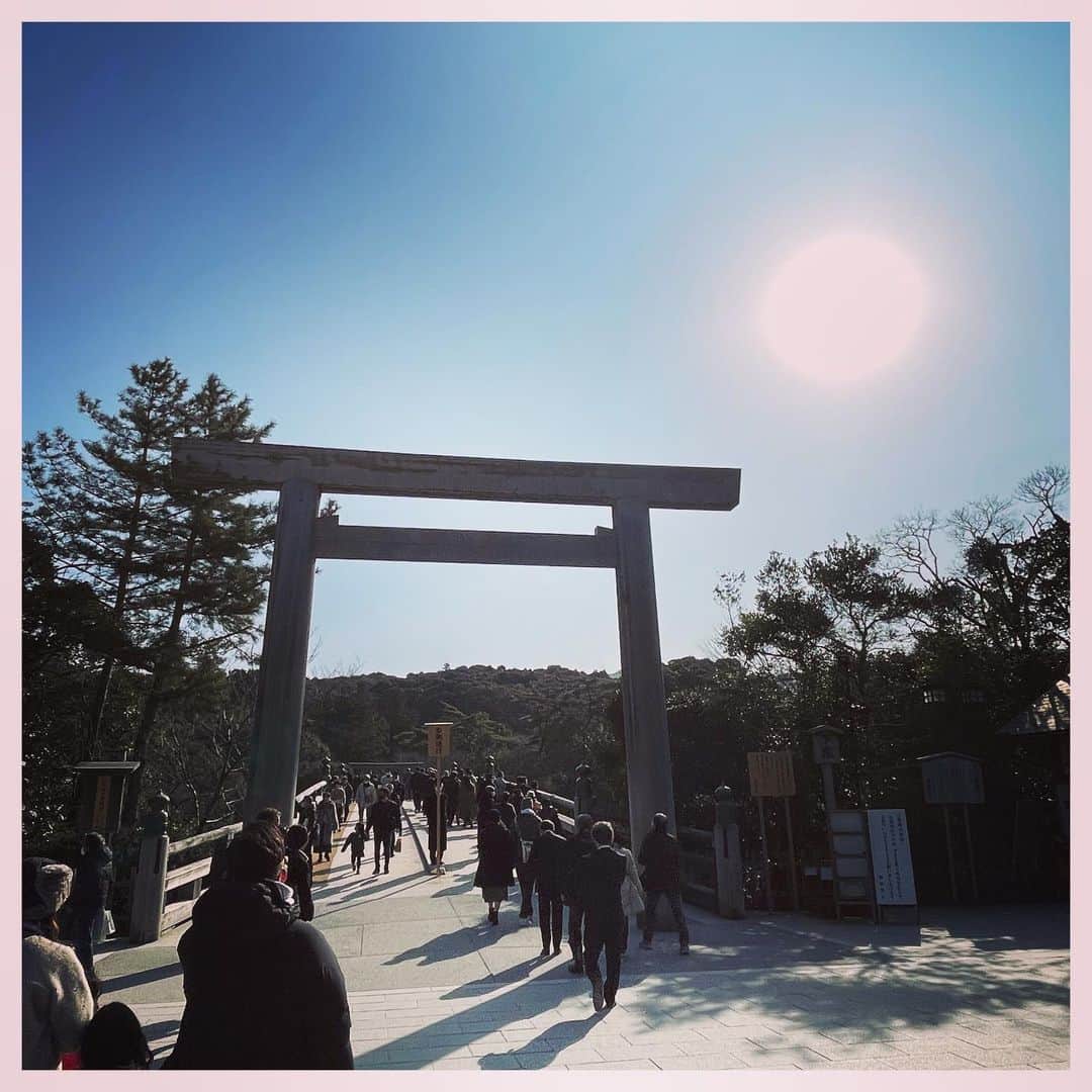 崎本大海のインスタグラム：「. 伊勢神宮参拝 . 初めて参拝を経験してから 毎年恒例となっています。 . きっかけは、先輩たちからの勧めです。 人によっては、毎月参拝するという方もいて 皆さん良い「気」を頂いている様です。 . 「参拝ではお願いしてはダメ」です 自分自身の考え、行動について誓いを立て、 その誓いを神様に見守ってもらう というのが、正しいといいます。 . 神様が見守ってくれているおかげで 幸せに平和に暮らすことが出来ている その感謝を伝えることも忘れてはいけません。 . 誰しもが常に自分ひとりで強くいられません。 ちょうど良く息抜きしながら生きていくことで むしろ、よい良い暮らしにしていく事が出来る という事なのかなぁと僕は思っています。 . 弱さを認めることは、時には必要ですし 何かに頼ることは恥ずかしいことではない それはむしろ自分の為になり ひいては大切な人たちの為になります . 「困った時の神頼み」になる前に 日頃から自分を見つめて 程よく息抜きしながら 暮らしを良くしていきたいものですね .」