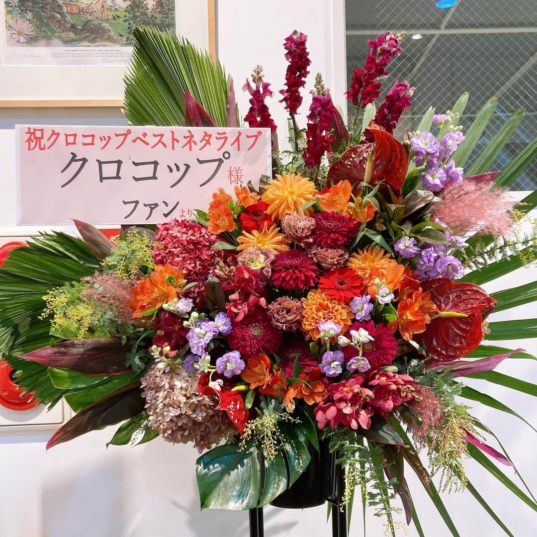 川合翔太のインスタグラム：「単独ライブ終わりました、ありがとうございました！！お花もありがとうございました😊  やっと落ち着いたんで打ち上げ！ゲストの大将さんと飲んでます！」