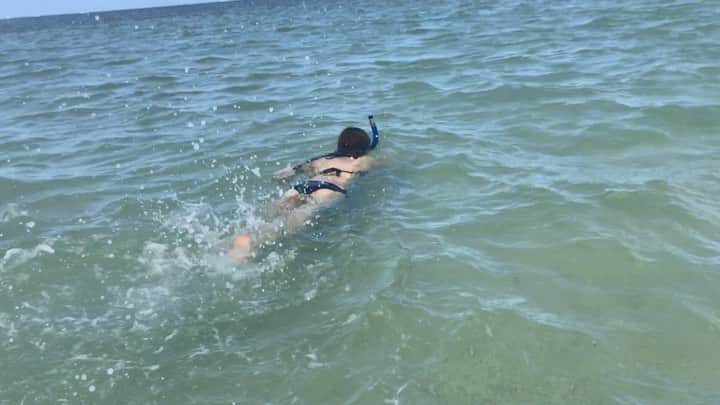 ひよんのインスタグラム：「🏊🏊‍♀️  ２つ目はむかーし載せたことある動画だけど、 1つ目の動画でもやっぱりオンマが褒めてくれてる。笑 全然泳げてないのに👏🏻  だから自己肯定感高いのかも🤣👏🏻」