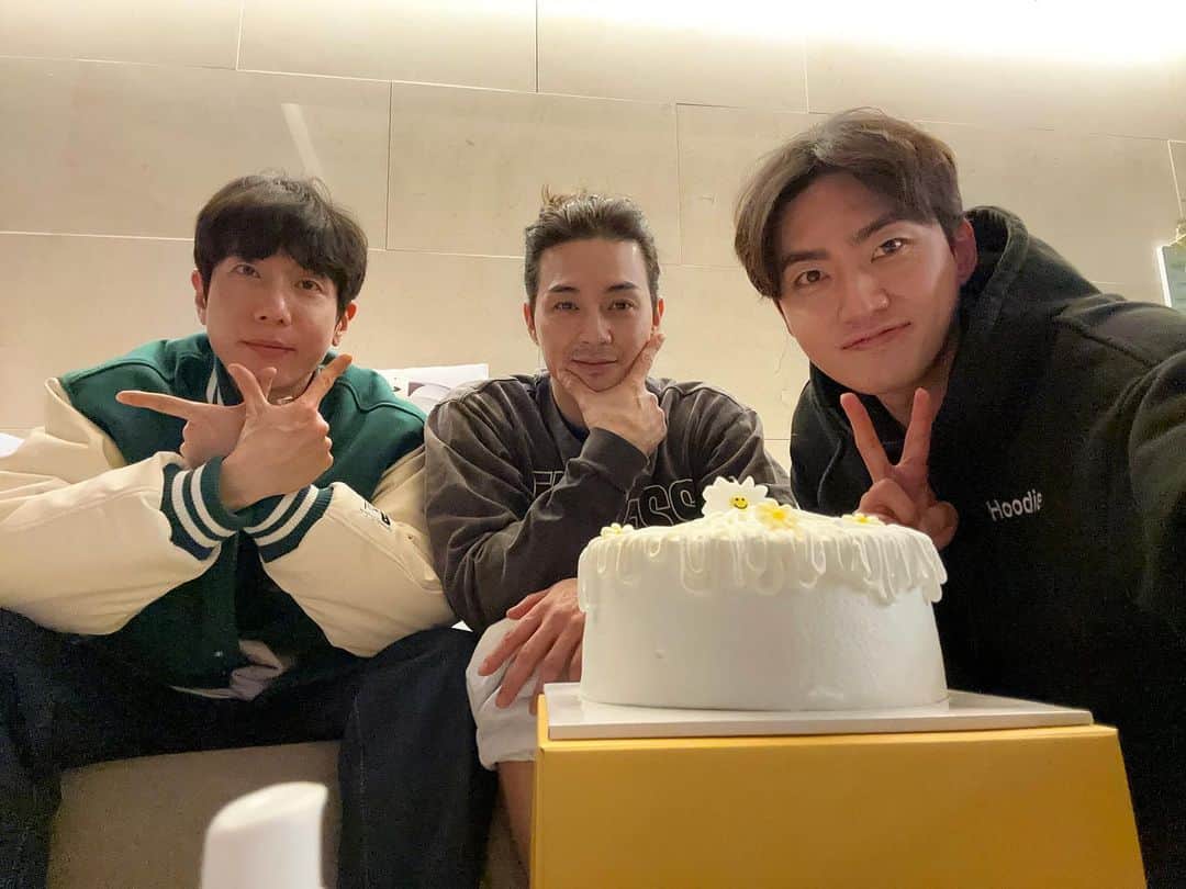 ペク・ミニョンのインスタグラム：「⠀ 오랜시간을 함께 해 온 마음 따뜻하고 귀여우신(?) 형들 덕분에🙉 색다른 추억을 함께 했네요. 지훈이형의 솔로 축가🎼를 듣게 되어 영광이였고,  오랜만에 보아도 항상 기분좋은 에너지🤘🏻를 주는 현명이형 생일 축하축하 했습니다. 🥳 (인스타라방을 갑자기 하게 된 이유는 아마 뒤 영상을 보시면 알꺼에요 ㅎㅎ 종종 저도 소통할수 있도록 노력해볼게요☺️)」