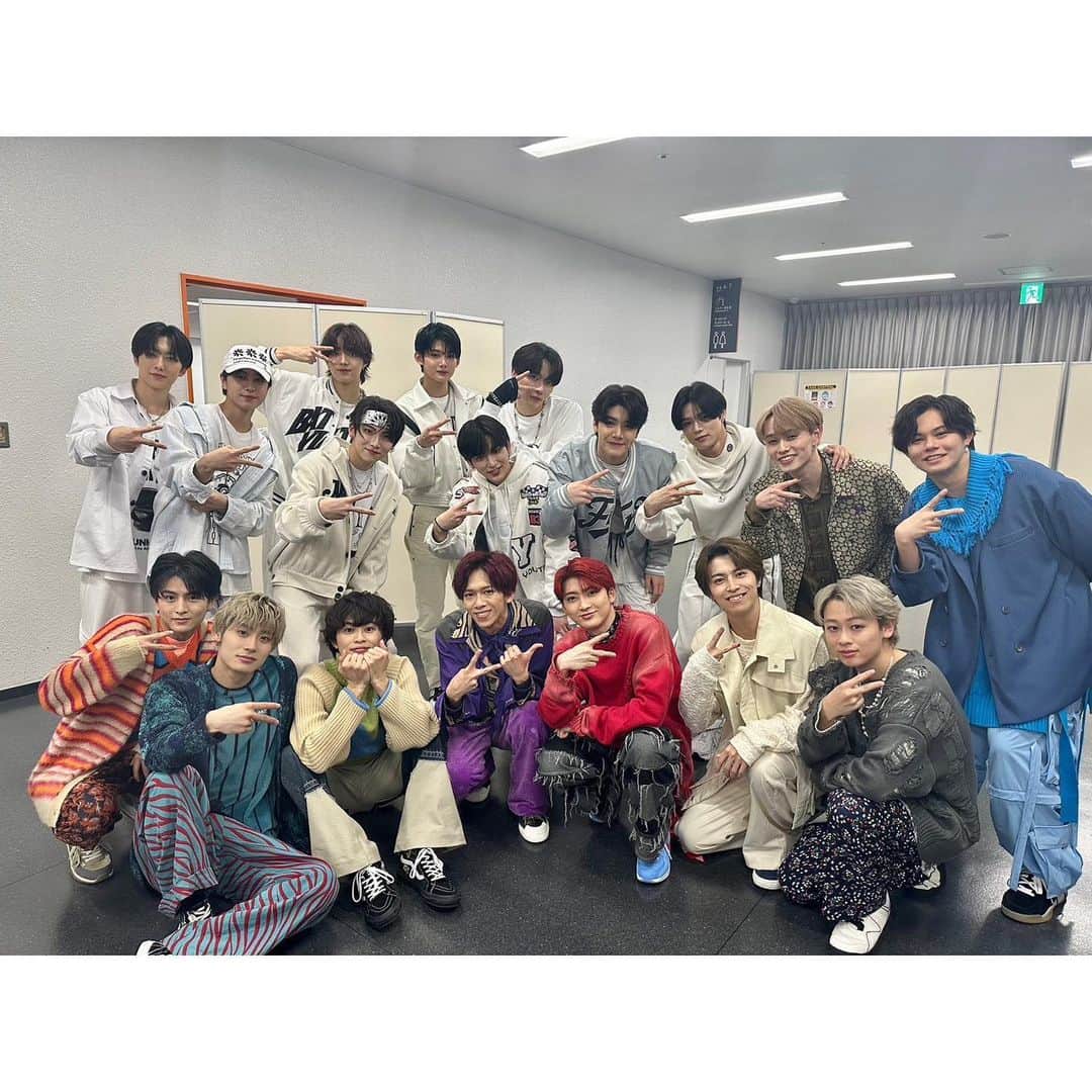のインスタグラム：「オールナイトニッポン55周年スペシャルライブ最高に楽しかった📻✨  横アリライブ中にリレー大会を開催したグループです🏃✨  共演させて頂いたJO1の佐藤景瑚さん、川西拓実さん、金城碧海さん、&TEAMさんとお写真撮らせて頂きました！  ホンマにカッコよかったです✨  ジッターさん、JAMさん、LUNEさん、ブロッコさん、 そして8号車の皆！  幸せな時間をありがとうございました☺️  #ANNXスペシャルライブ2023 #JO1 さん #&TEAM さん #超特急」
