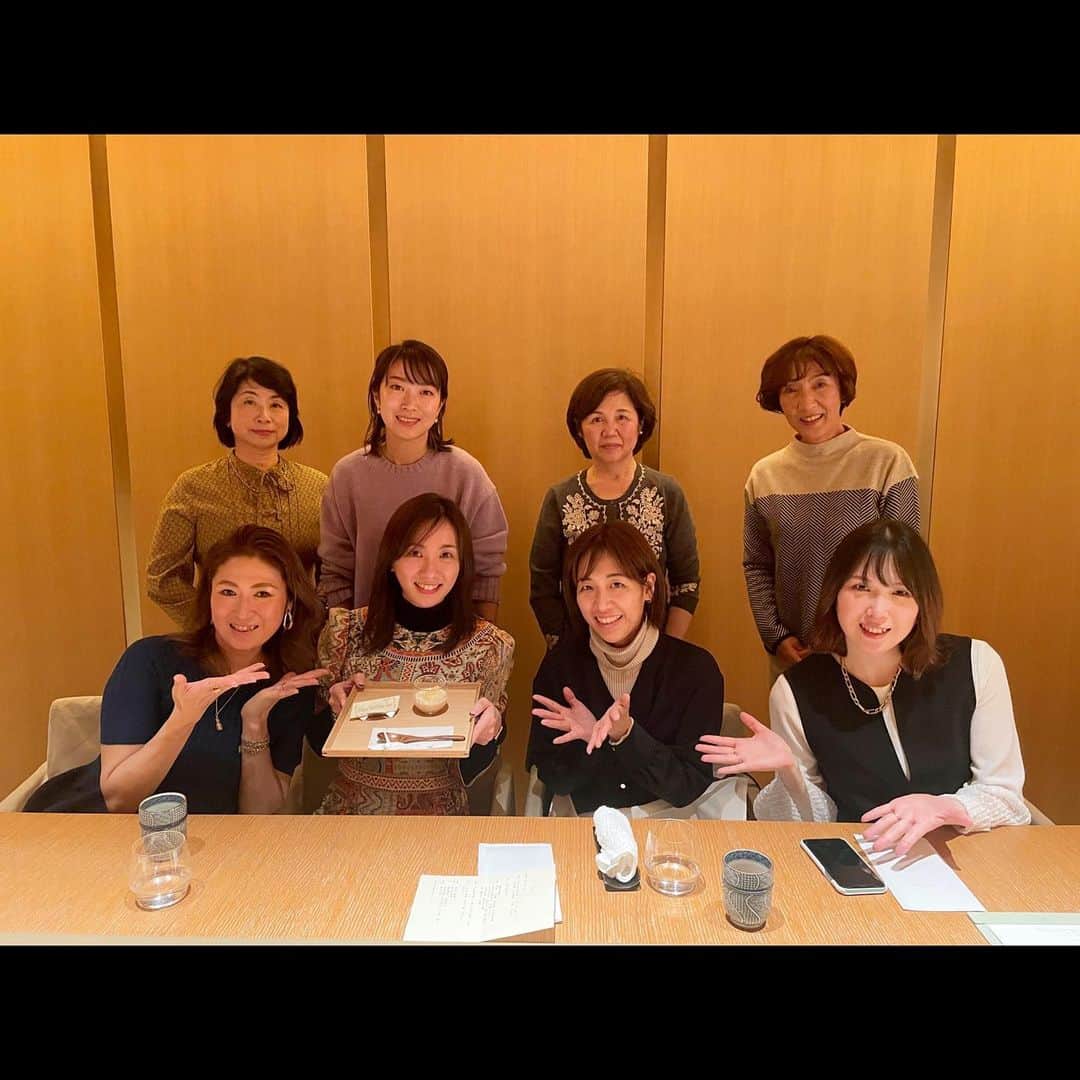 今村沙緒里のインスタグラム：「13日誕生日でした🎂！  幼なじみとごはんの約束をしていたら… 扉をあけると、幼なじみの姉妹やお母さんたちも！  サプライズパーティーをしてくれました！！ 今までで、1番びっくりした誕生日★  みんなのやさしい気持ちも嬉しかったです。 心からありがとう＊＊  小さい頃からご近所で 子供同士も、親同士も仲がよくて。 今では家族も増えて30人くらいの家族会。  いろいろなことがあるけれど… 時には助け合って乗り越えて、みんな元気に 楽しく人生を歩んでいこうね、の会でした。  40代、自分でもびっくりな年齢ですが さらに新しい世界へ挑戦したいと思います。 わくわく、楽しみです。  いつも気にかけてくれてる方々も ありがとうございます！ これからもよろしくお願いします❤︎  SAORI  My birthday！ My childfood friends had me a suprise birthday party🦋Thank you💙💜  #mybirthday #생일 #誕生日 #家族女子会 #ありがとう」