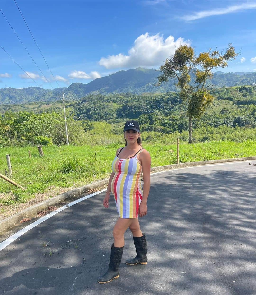 ベレン・モゾのインスタグラム：「Morning walks showing Enzo the beauty of our world  Caminatas matutinas con el ingeniero civil, que se la pasa sacando las piedras del camino por que dice que es un peligro. ✨💙🌿🌳」