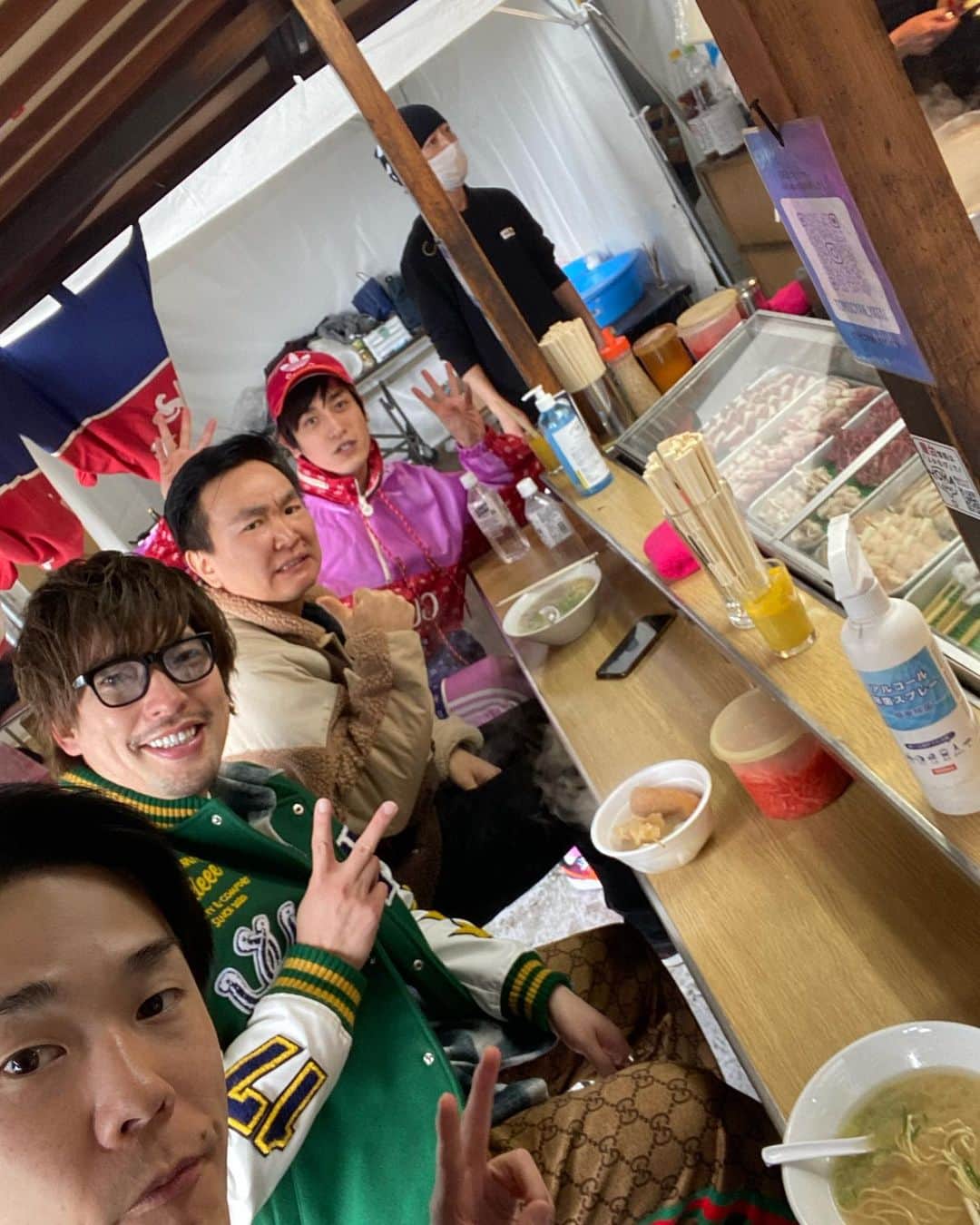 のインスタグラム：「LIVE STAND 福岡最高でした👍 楽屋裏の屋台でたまたまこうなりました！ 全員チャラ男👆👆👆」