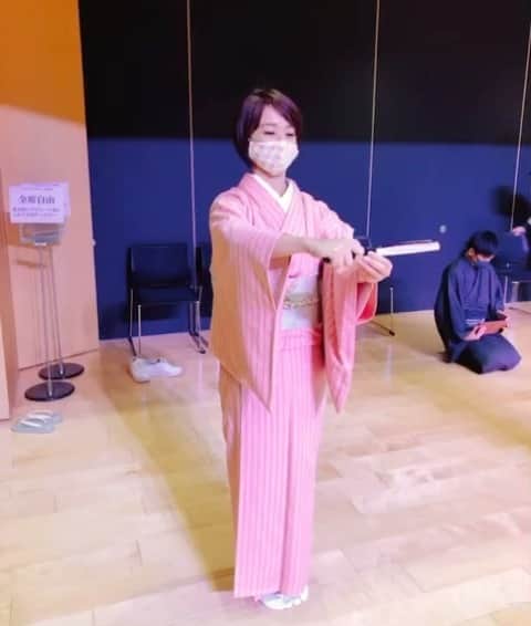 住吉美紀のインスタグラム：「#大人のための伝統文化芸能体験事業 の司会は今年度2回目。 前回三味線といけばな体験をして、本日は初の日本舞踊体験。  わや〜、難しい。 玉三郎様の凄さが身に染みる。 というのは、レベチ過ぎて当たり前なんだが とにかく舞踊家の方の凄さがわかる。 でも、続けるとハマりそう〜。 扇子の扱いは魔法使いの指先みたいで 繰り返し練習したくなっちゃう。  ロバートキャンベルさん @robertcampbell_tokyo  の「漁樵問答」についての講演もとても興味深かった。 水辺で漁師と樵が世間話に興じる様子を描いた絵画。 海と山で正反対、理解し合えないと交わらないのでなく、対話をしてみるところが私には響いた。  #japanesedance」