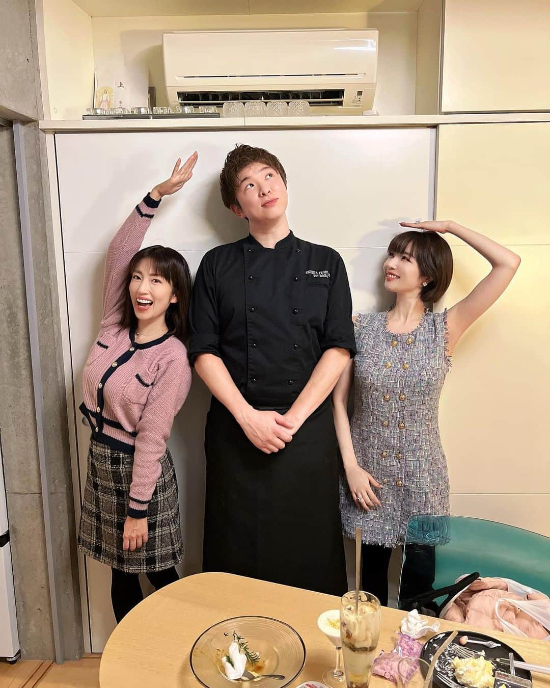 森下悠里のインスタグラム：「🤍月一だけの開催🤍 @patisserie_tsukiichi   @tsubasa__sweets シェフのつばささん 身長187cmもあるから私たちのサイズ感はこんな感じ😉  つばささんもスタッフの方も子供にも優しくて 個室もあるから子連れにもとっても居心地が良く 素敵なお店でした。  スペシャルスウィーツコースは甘いものが続いて🍰🍓🍐🍇 間にまさかのカレーが🍛  大きな新春パフェ🇯🇵 最後に黒胡麻たっぷり焼き立てのフィナンシェ  もう、全て最高に美味しかった🥹  最後の黒胡麻フィナンシェ、、 写真撮り忘れちゃったのが悔やまれる  @yuko.shoji  ご馳走様でした😌💓  いつも素敵なところ連れてってくれて 本当に感謝してる💓  ✨✨ありがとう✨✨」