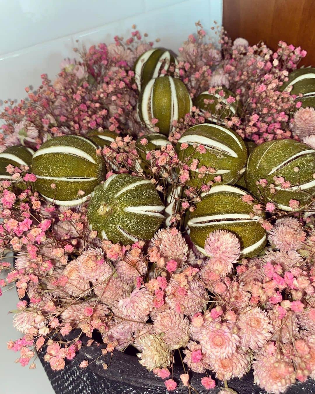 アリー・レイズマンさんのインスタグラム写真 - (アリー・レイズマンInstagram)「Dried flowers & dried bergamot 💕  Made by me 💕」1月16日 1時02分 - alyraisman