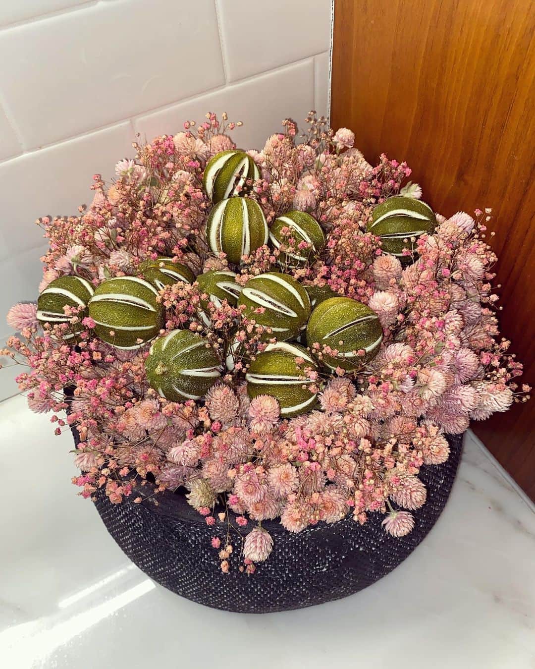 アリー・レイズマンのインスタグラム：「Dried flowers & dried bergamot 💕  Made by me 💕」