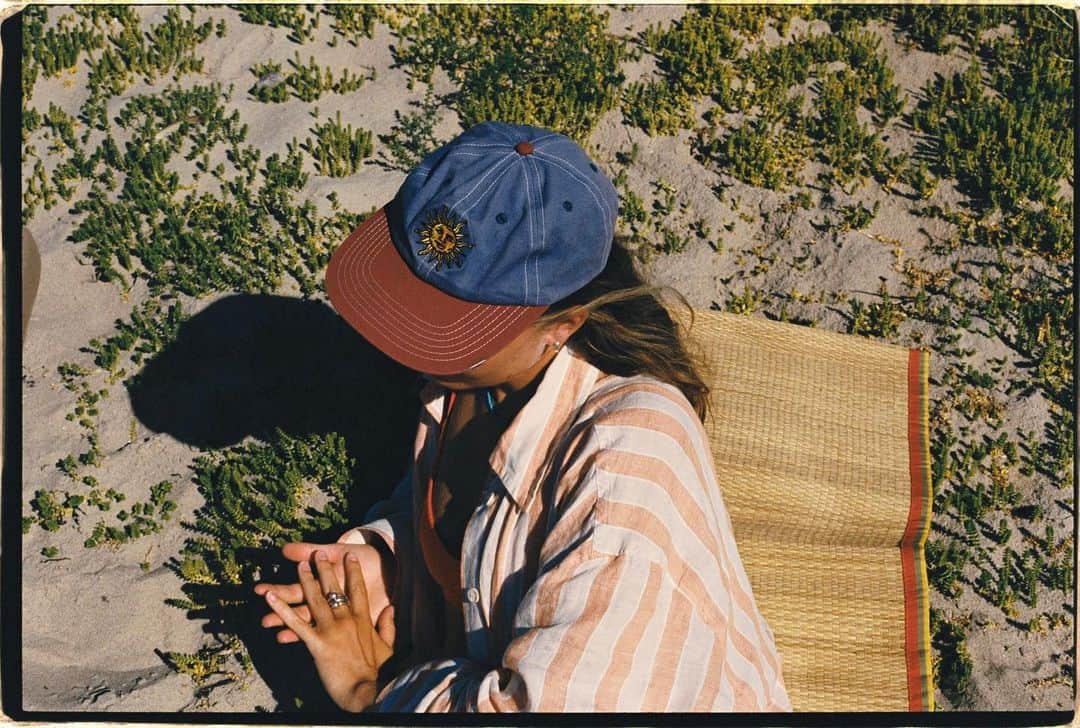 ベア・ハンソンのインスタグラム：「sweet days of summer🌞🌞🚣‍♀️🌈🌱🦋」
