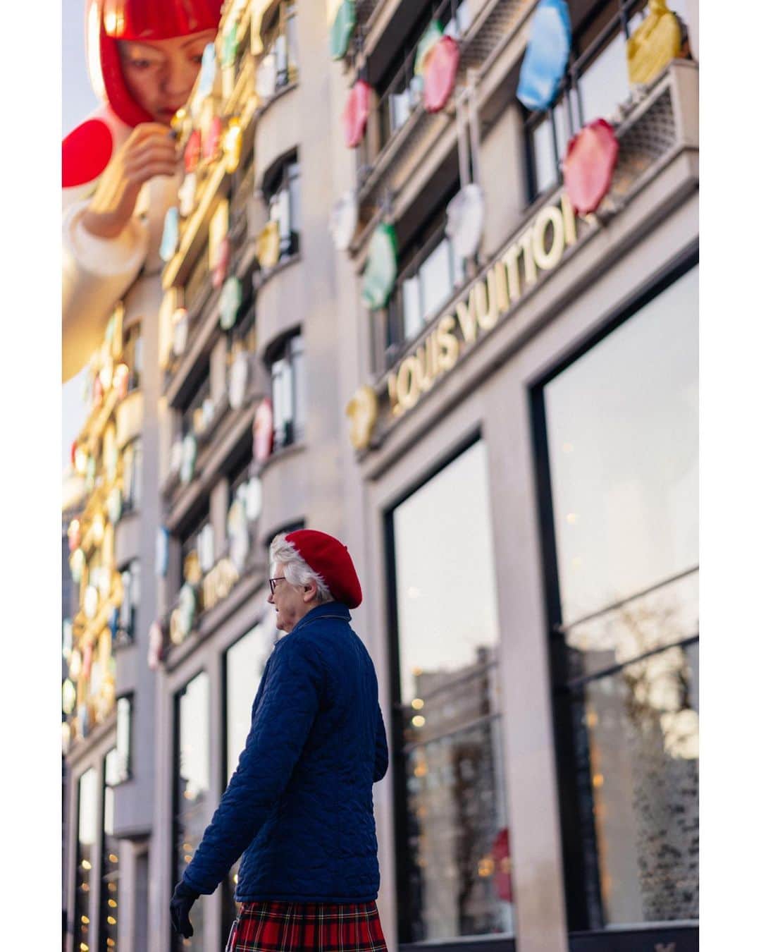 VuTheara Khamさんのインスタグラム写真 - (VuTheara KhamInstagram)「Sunday morning, Paris, January 2023 🔴🟢🔵🟡⚪️ A serie of pictures taken this morning in Avenue des Champs-Elysee.  Departure : Louis Vuitton | Arrival : Dior ✨ Which one do you prefer ? #paris #yayoikusama #streetphotography #avenuedeschampselysees」1月16日 1時38分 - vutheara