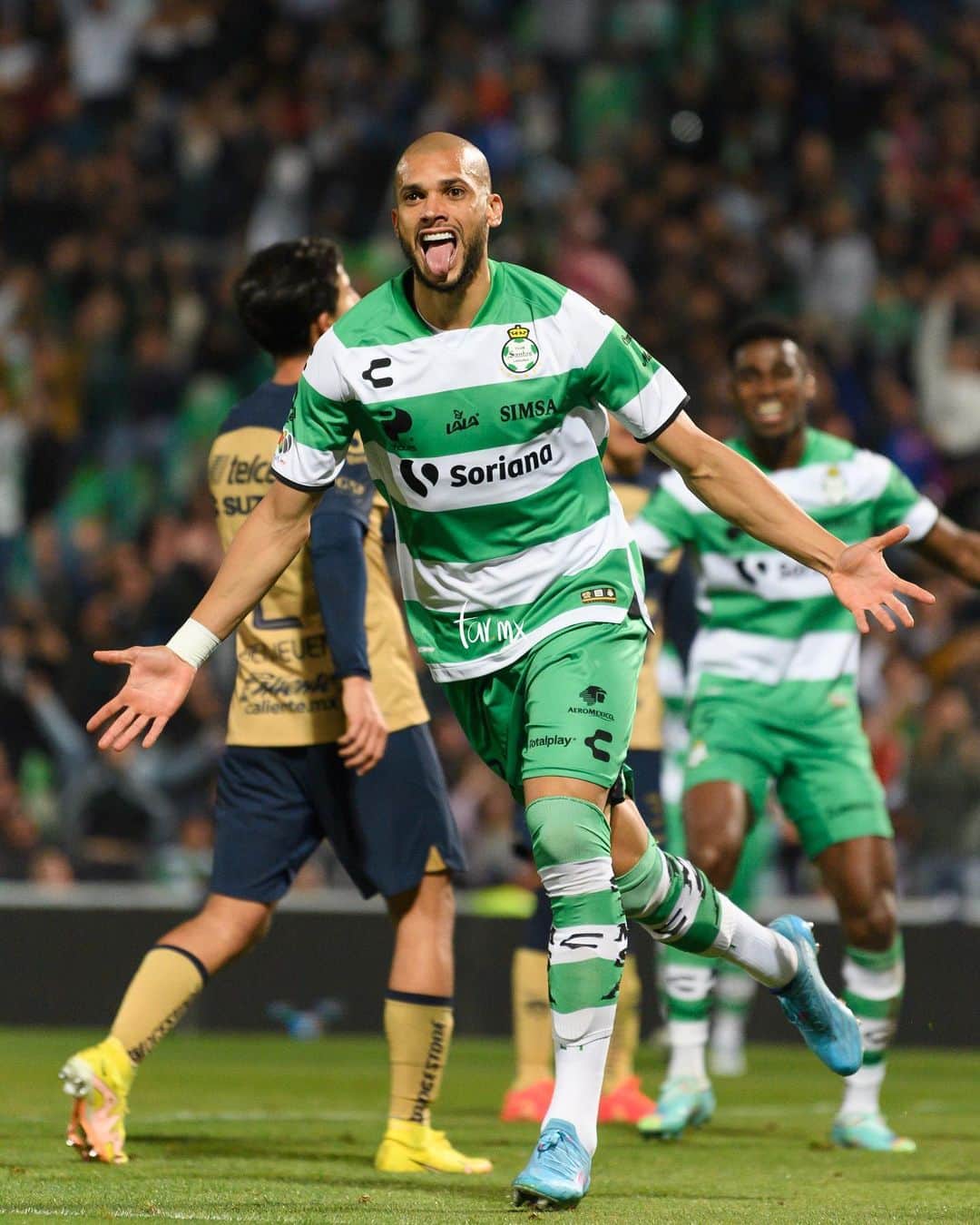 マテウス・ドリア・マセドのインスタグラム：「Ya extrañaba esa sensación de pisar el césped del Estadio, de escuchar y sentir el apoyo de la afición, aunque el festejo de gol quedó pendiente 🤪  Contento de regresar una vez más y de sumar los tres puntos junto a ustedes. 👊🏻  Este es el camino 💚🤍  📸  @tar.mx」