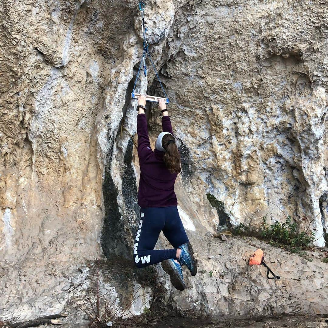 ハンナ・シューベルトさんのインスタグラム写真 - (ハンナ・シューベルトInstagram)「A few pictures from my recent climbing trip to croatia🙌🏼  The weather was definitely not on our side and the trip was mostly consisting of climbing on wet routes and in humid conditions 🥴 so we couldn’t climb as much as we wanted to but we tried to make the most of it and still managed to climb some cool routes😊 Definitely have to go back again for all the routes that looked amazing but were completely soaked 😅  📸: @_sr_00 @kaaaatl」1月16日 2時33分 - schuberthannah