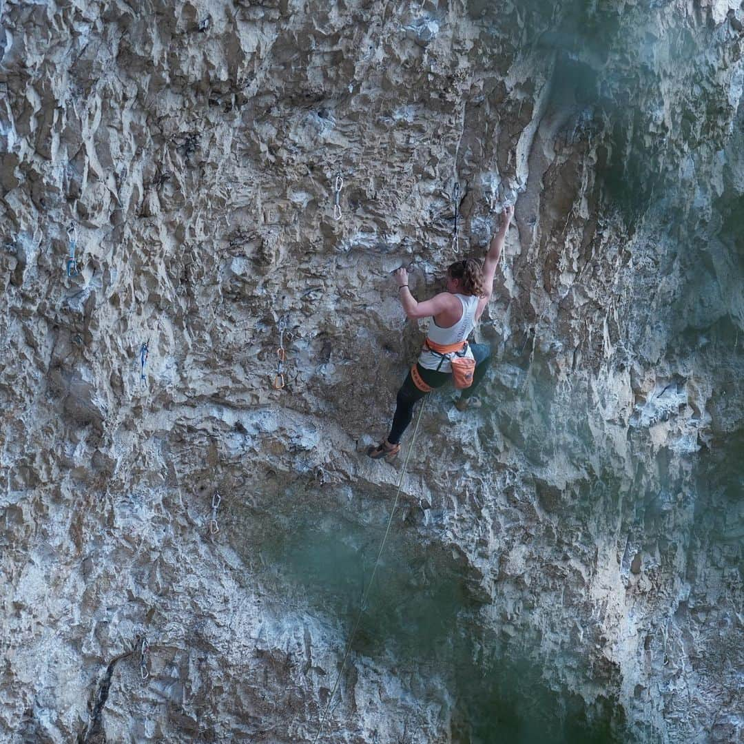 ハンナ・シューベルトのインスタグラム：「A few pictures from my recent climbing trip to croatia🙌🏼  The weather was definitely not on our side and the trip was mostly consisting of climbing on wet routes and in humid conditions 🥴 so we couldn’t climb as much as we wanted to but we tried to make the most of it and still managed to climb some cool routes😊 Definitely have to go back again for all the routes that looked amazing but were completely soaked 😅  📸: @_sr_00 @kaaaatl」