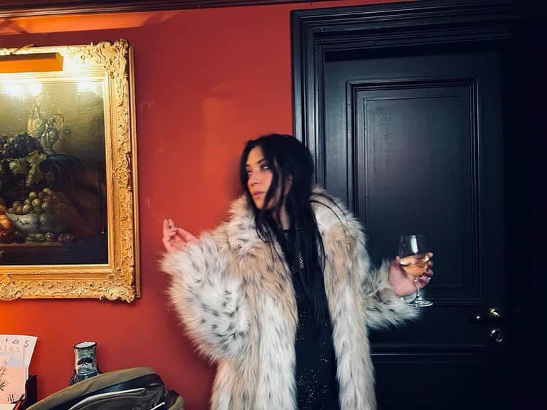 ミシェル・ブランチのインスタグラム：「Two nights in Paris 🍷🚬」