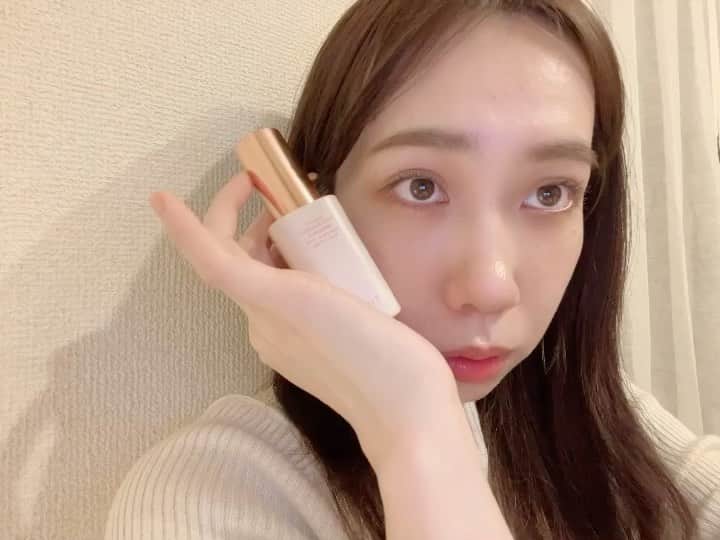 蔭山浩美のインスタグラム：「ファンデーションはできるだけ使いたくないので @tirtir_jp_official のマスクフィットトーンアップエッセンスがとてもいいです。  着け心地を感じないくらい軽いのに、ちゃんとトーンアップも自然な艶も演出してくれます。 紫外線カットも。  今はこんな下地があるんですね、、！✨ しばらく使います🌛♡  #TIRTIR #ティルティル #マスクフィット #化粧下地 #マスクフィットシリーズ #美容 #メイク #韓国コスメ」