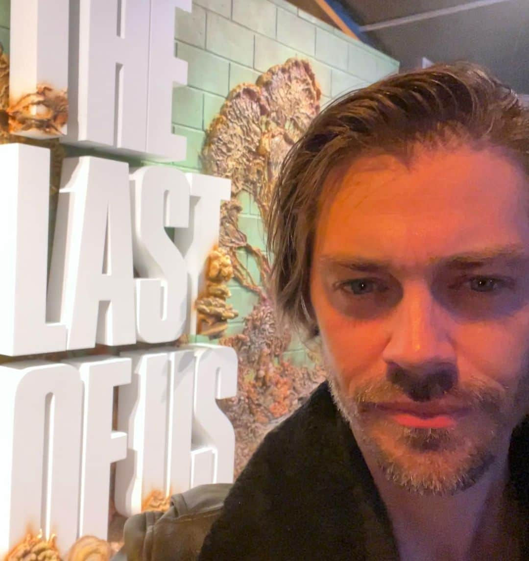 トム・ペインのインスタグラム：「When I was cast in #TheWalkingDead I had to try and understand what it would be like to live in that world. To help me with that I played #TheLastOfUs. An absolute masterpiece of a game that really pulls you into the world and gives you an experience you won’t forget. Honestly the best preparation I could have had! I couldn’t pass up the opportunity to attend the premiere and check out the tv show. Even with the biblical rain we were having in LA. It doesn’t disappoint, a wonderful adaptation. Make sure you check out the premiere tonight! The last photo is after walking a block to the parking structure after the show 😂😂😂」