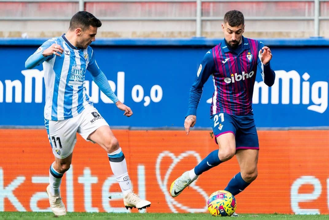 アルバロ・バディージョのインスタグラム：「+𝟑 𝐞𝐧 𝐜𝐚𝐬𝐚 🏟️🔵🔴 Seguimos @sdeibar ⚔️」