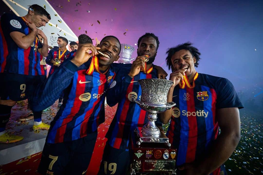 ウスマン・デンベレさんのインスタグラム写真 - (ウスマン・デンベレInstagram)「🏆 Supercampeones!! 🔵🔴 #ForçaBarça」1月16日 16時50分 - o.dembele7