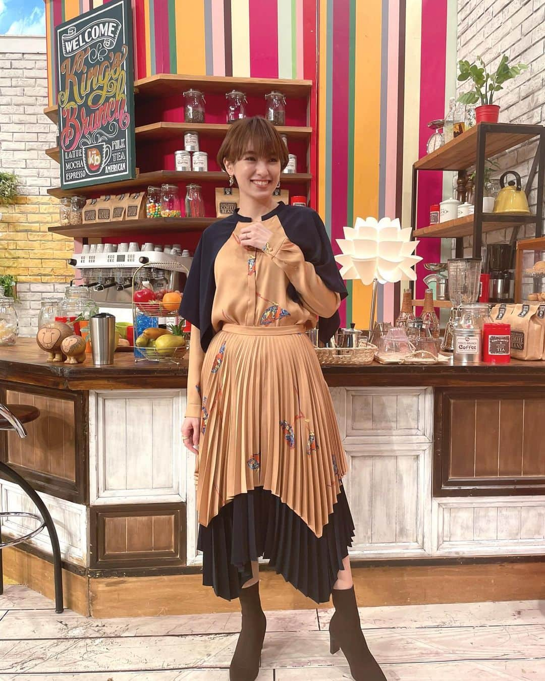 南明奈のインスタグラム：「《プチブランチ》衣装✨  写真1・2枚目 セットアップ @panormo_official ピアス @hemca_official リング @magnolia_tokyo ブーツ @randa_pic  写真3・4枚目 ニット @lagunamoon_com スカート @pameopose ピアス @lisrique_pr ブーツ @randa_pic」