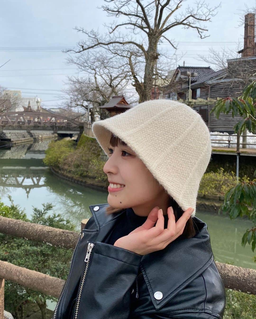 岡田美里さんのインスタグラム写真 - (岡田美里Instagram)「✅🌾アグリなお知らせ📢🌳  ①農のミライ第4回の放送が配信されています🌱  東京都の瑞穂町にある近藤ファームさんへ実際に伺って、収録してきました！ ハウスや農薬の貯蓄庫、収穫したサツマイモたちの保存場所など色々見せていただきました🙏 寒い中の取材にも関わらず半袖姿の近藤さんから元気とパワーをいただき、美味しいシルクスイートのお裾分けもいただき、大変お世話になりました🥹 東京で農業を行うならではの悩み、そこで成功するための秘訣を聞いてきましたので、ラジオNIKKEIのサイトやSpotifyからご視聴ください✨  さらにさらに… ②今週19日(木)に株式会社クボタさんが主催するオンラインイベント「GROUNDBREAKERS」にて、農のミライの公開収録を行います！ 公開収録は14時から30分程度を予定していますが、イベント自体は10〜15時で興味深いコンテンツが盛りだくさんです👀 収録中はリアルタイムで皆さんからのコメントも見られるかもしれないので、皆様のご参加を心よりお待ちしております☺️」1月16日 16時54分 - okada__misato