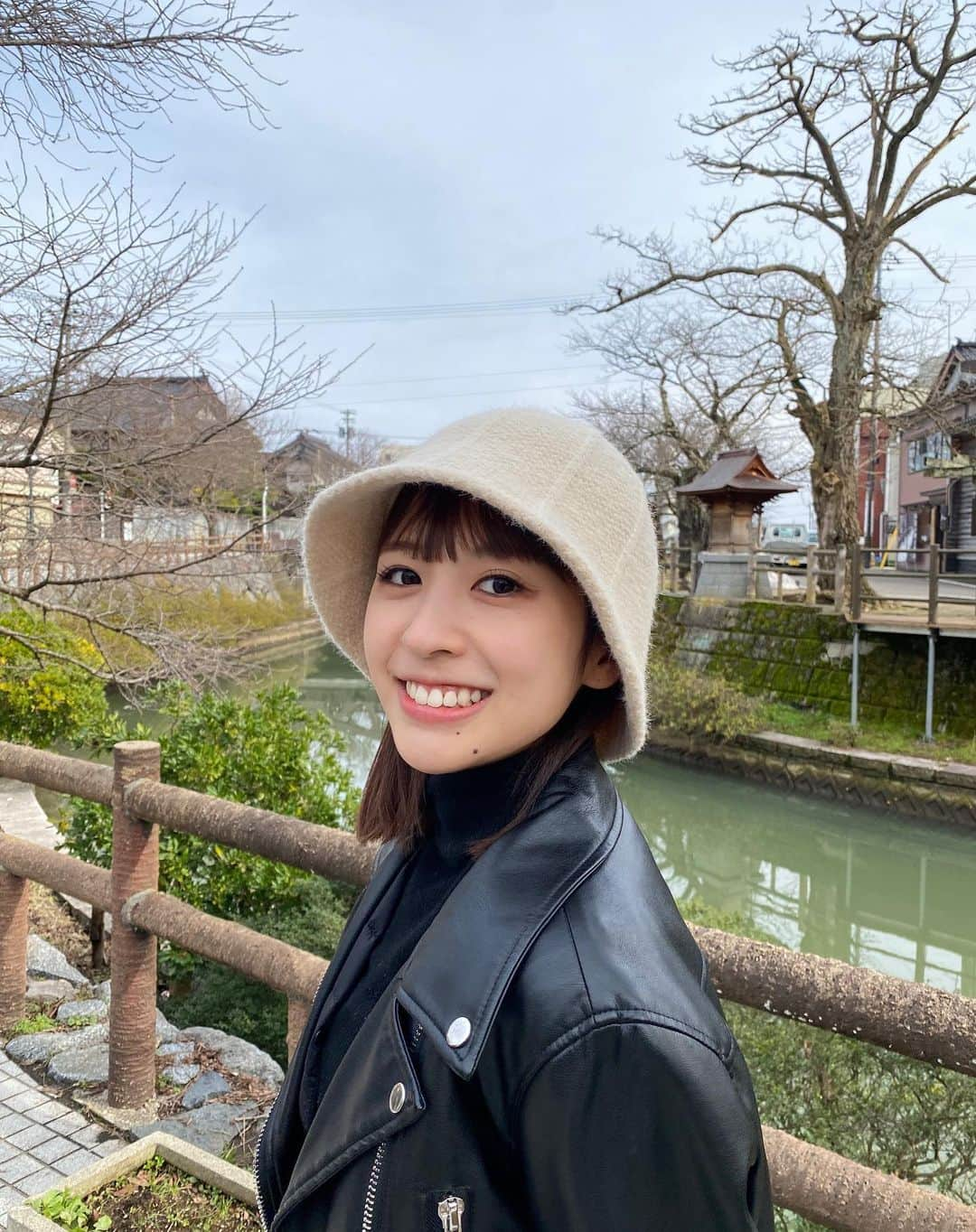 岡田美里さんのインスタグラム写真 - (岡田美里Instagram)「✅🌾アグリなお知らせ📢🌳  ①農のミライ第4回の放送が配信されています🌱  東京都の瑞穂町にある近藤ファームさんへ実際に伺って、収録してきました！ ハウスや農薬の貯蓄庫、収穫したサツマイモたちの保存場所など色々見せていただきました🙏 寒い中の取材にも関わらず半袖姿の近藤さんから元気とパワーをいただき、美味しいシルクスイートのお裾分けもいただき、大変お世話になりました🥹 東京で農業を行うならではの悩み、そこで成功するための秘訣を聞いてきましたので、ラジオNIKKEIのサイトやSpotifyからご視聴ください✨  さらにさらに… ②今週19日(木)に株式会社クボタさんが主催するオンラインイベント「GROUNDBREAKERS」にて、農のミライの公開収録を行います！ 公開収録は14時から30分程度を予定していますが、イベント自体は10〜15時で興味深いコンテンツが盛りだくさんです👀 収録中はリアルタイムで皆さんからのコメントも見られるかもしれないので、皆様のご参加を心よりお待ちしております☺️」1月16日 16時54分 - okada__misato