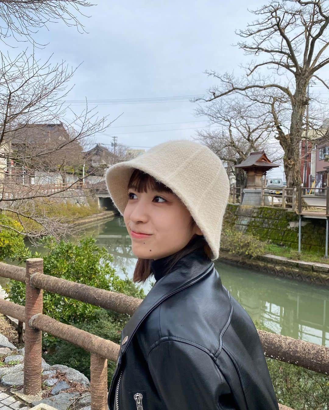 岡田美里さんのインスタグラム写真 - (岡田美里Instagram)「✅🌾アグリなお知らせ📢🌳  ①農のミライ第4回の放送が配信されています🌱  東京都の瑞穂町にある近藤ファームさんへ実際に伺って、収録してきました！ ハウスや農薬の貯蓄庫、収穫したサツマイモたちの保存場所など色々見せていただきました🙏 寒い中の取材にも関わらず半袖姿の近藤さんから元気とパワーをいただき、美味しいシルクスイートのお裾分けもいただき、大変お世話になりました🥹 東京で農業を行うならではの悩み、そこで成功するための秘訣を聞いてきましたので、ラジオNIKKEIのサイトやSpotifyからご視聴ください✨  さらにさらに… ②今週19日(木)に株式会社クボタさんが主催するオンラインイベント「GROUNDBREAKERS」にて、農のミライの公開収録を行います！ 公開収録は14時から30分程度を予定していますが、イベント自体は10〜15時で興味深いコンテンツが盛りだくさんです👀 収録中はリアルタイムで皆さんからのコメントも見られるかもしれないので、皆様のご参加を心よりお待ちしております☺️」1月16日 16時54分 - okada__misato