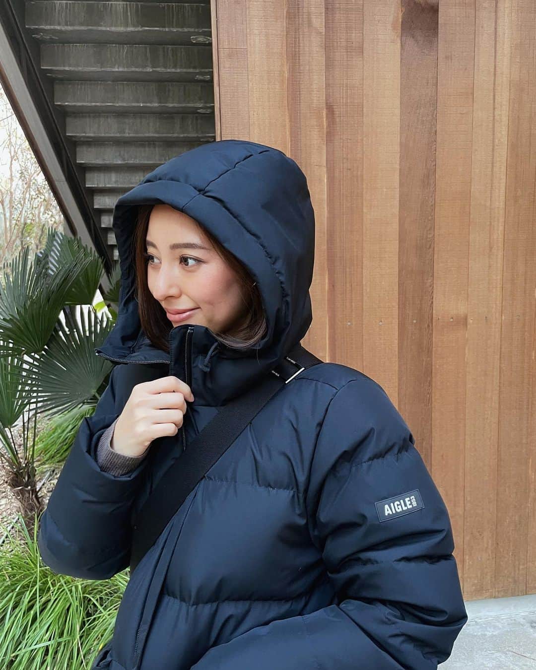 東美樹のインスタグラム：「防寒、防水、デザイン性☃️💮  @aiglejapan のダウン  ダウン選びの条件は 機能性はもちろん、デザインも可愛くて アウトドアでも街中でも両方使いできること  素材はゴアテックス(防水、撥水)なので 雨の日でも雪山に行ってもへっちゃら☃️  シルエットは女性らしいのでワンピースに合わせても 違和感なくキレイめに着れるから重宝してます♡  更にAIGLEのダウンは環境と動物に配慮したダウンを使ってます。これも選んだ理由のひとつ🌏💚  これから毎年冬はこの子にお世話になりたいと思います✨  #AIGLE #ダウンコート #ダウンコーデ #冬服コーデ #大人カジュアル #低身長コーデ #30代コーデ #シンプルコーデ #おでかけコーデ #アウターコーデ #防寒コーデ #ワンマイルウェア」