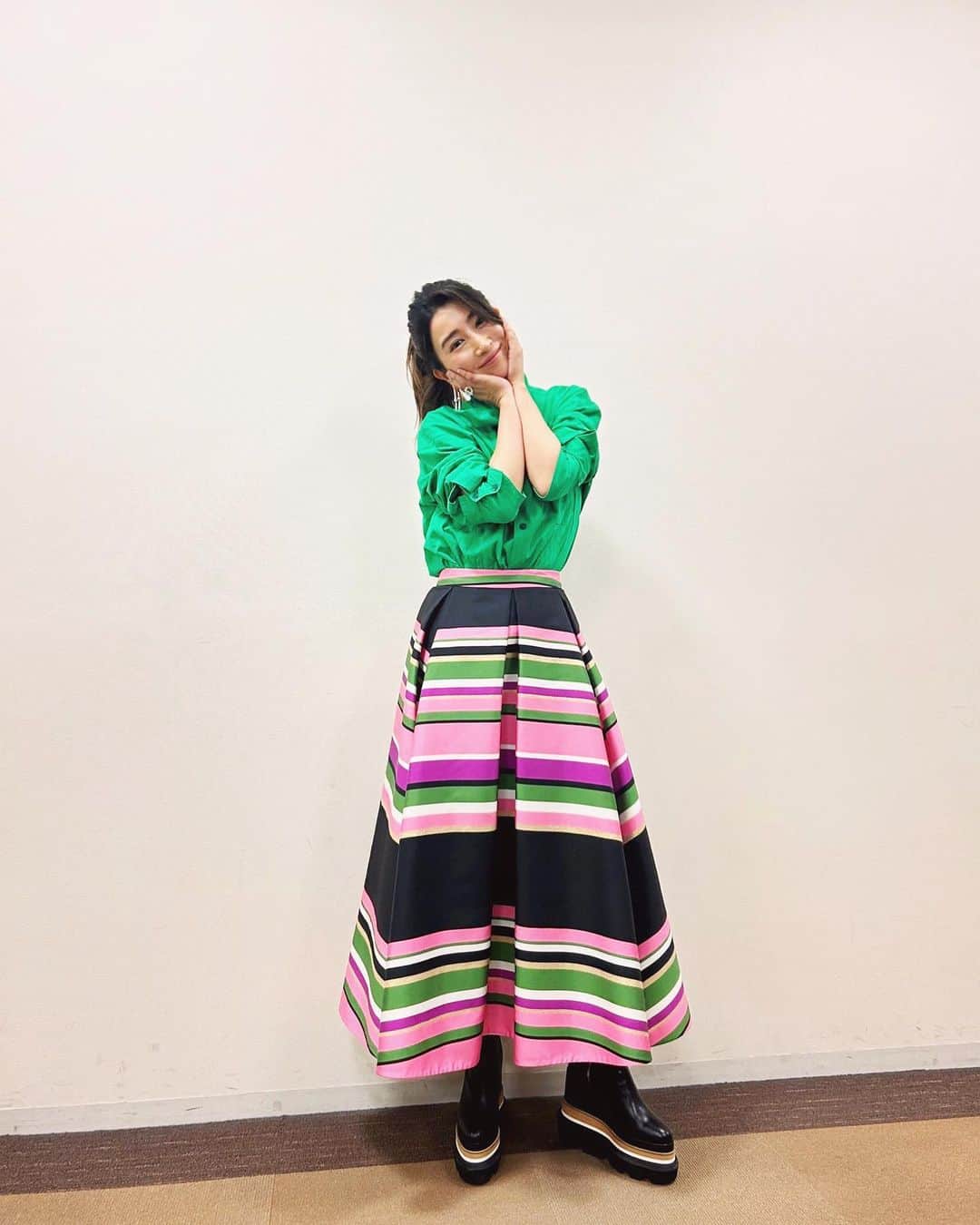 木嶋真優のインスタグラム：「今日の収録終わり💚 今週は🎻&📺で出させて頂きます🙏 1/20(金) 13:30- 横浜みなとみらい大ホール『seasons』VIVALDI✖︎PIAZOLLA  1/21 (土) 8:30- カンテレ/フジテレビ全国ネット 『土曜はナニする！？』 木下大サーカスさんにロケに行かせて頂いています🎪 今週も良い1週間になりますように☺️ #衣装 #顔の肉は手にしまおう #肉は手の内に」