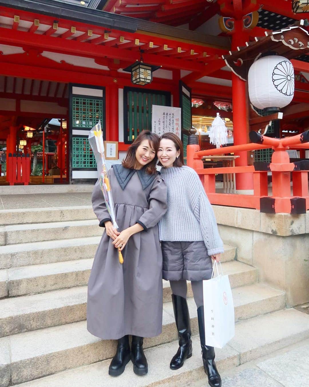 Mai Wakimizuのインスタグラム：「昨日は春のような暖かさのなか、会社のご祈祷を受けにオフィスメンバー皆で生田神社へ。子供達も一緒だったのでどうなるかなと思っていたけれど、それぞれ緊張感をもちながら凛々しい表情でしっかりと前を向いてる姿に胸がジーンとしました（；＿；）♡毎年のこのお行事を当たり前だと思わず、関わる全ての方に感謝しながら大切にして行きたいです。 その後は新年会へ♡ワチャワチャガヤガヤであまり記憶にないけれど(笑)、2023年がスタートし早くも2週間。今年もスタッフ一同皆様に喜んで頂けるお洋服づくりに全力で努めて参りますので改めて、LINKABLE共々宜しくお願い致します＼(^o^)／相方shinkaと♡ #linkable」
