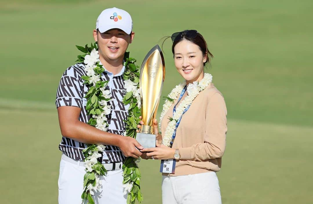 キム・シウのインスタグラム：「First win together🔥 @5_jihyunnnnn  and thx for the help my swing and body  @chriscomogolf  @chirosporttvb and magic my caddie @mvillegas00 🙏🙏」