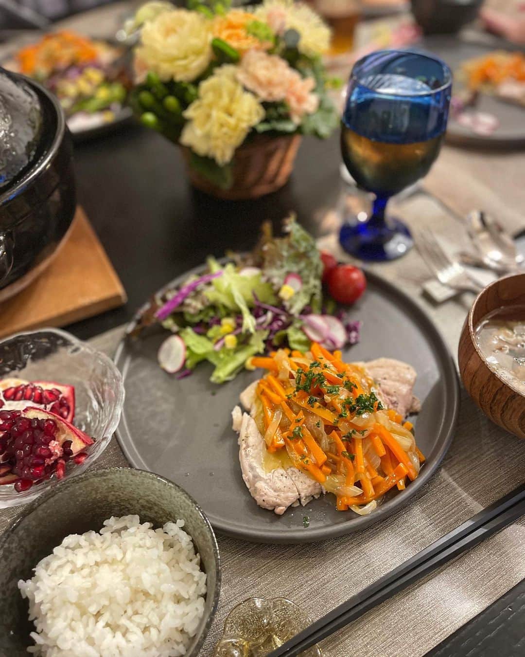 DJ YURiAのインスタグラム：「🥕🥕🥕  食べたものから身体は作られる💪🏻  疲労回復のポークソテー。 〜キャロットスパイシーソース〜 @japan.food.doctor.jfda のレシピ。  栄養学に基づいたオリジナルのレシピを世に放つ事が今年の目標のひとつです。  ザクロは祖母がよく食べていました。 "女性の果実"とも呼ばれて美容にも健康にも良いです♡ モロヘイヤや柿、小さい頃から身近にあった食材の素晴らしさに気づく日々。  お腹が空くことも、美味しく食べて満たされることもとても幸せなこと🙏🏻心と身体が元気な証拠✨  今日は何を作ろうかな☺️  #cooking #homecooking #おうちごはん #献立 #お料理」