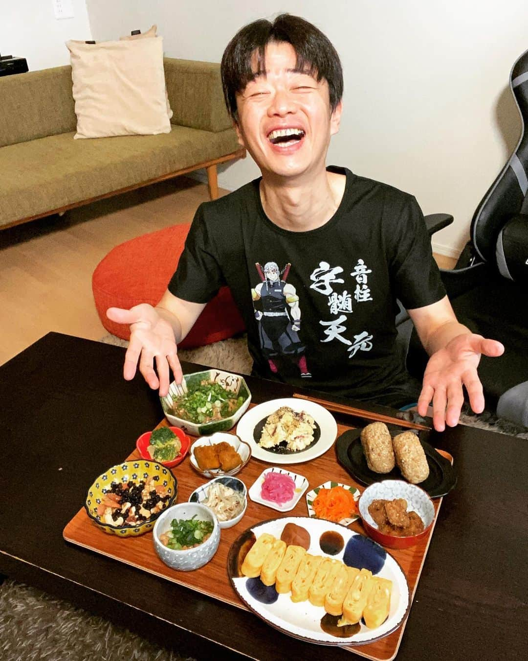 清水けんじさんのインスタグラム写真 - (清水けんじInstagram)「しみけんの朝ごはん ~Today’s breakfast~  #大葉みそのおにぎり #厚焼き玉子 #さつまいもとクリームチーズのサラダ #ささみともやしのナムル #かぼちゃの煮物 #キャロットラペ #納豆 #里芋の甘辛胡麻焼き #紫玉ねぎの甘酢漬け #ブロッコリーのおかかマヨ和え #梅干し #サバと玉ねぎの味噌煮 #ミックスナッツとブルーベリーのはちみつがけ」1月16日 7時51分 - shimiken716