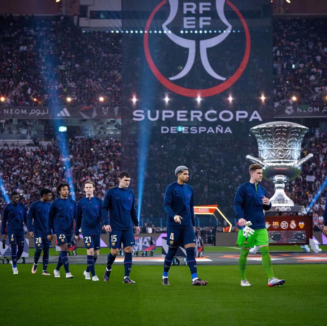 フレンキー・デ・ヨングさんのインスタグラム写真 - (フレンキー・デ・ヨングInstagram)「SUPERCOPA 🏆💙❤️」1月16日 8時00分 - frenkiedejong