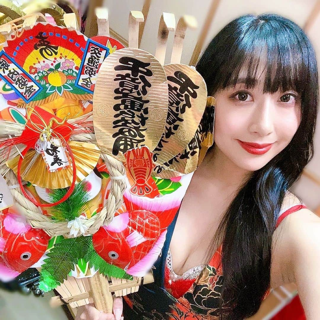 さゆりさんのインスタグラム写真 - (さゆりInstagram)「⁡ ⁡ 今週も頑張ろ〜❣️ ⁡ 今朝は起きるのがとても辛かった、、 低気圧かなぁ🥹🥹🥹 ⁡ 写真はこの前出演したときの熊手！ 今年は無理かと思ってたから また持たせてもらえて嬉しかった🧸❤️ ⁡ ⁡」1月16日 8時46分 - kulumilky