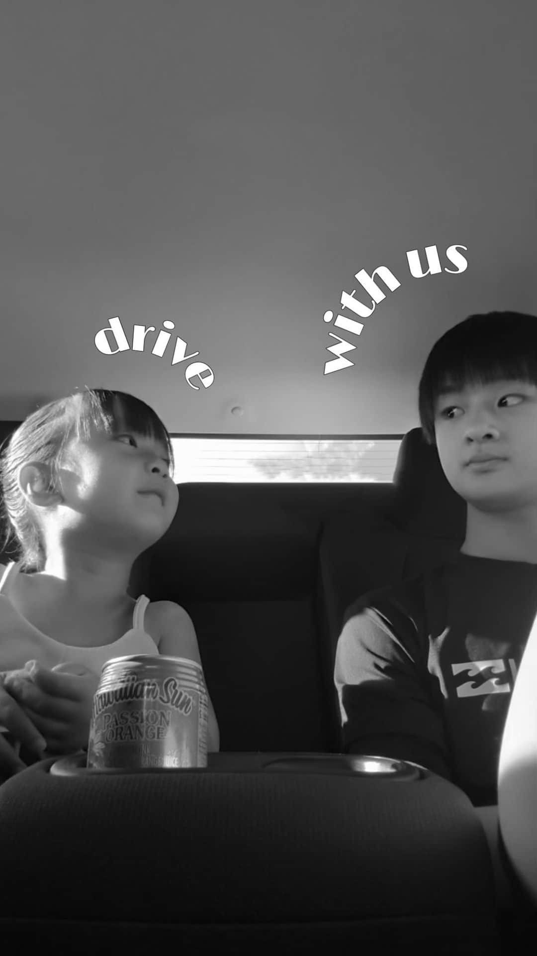 孫きょうのインスタグラム：「後部座席で2人が撮ってた動画。 好評だったから編集しちゃった🖤  5歳と13歳🤝🏻」