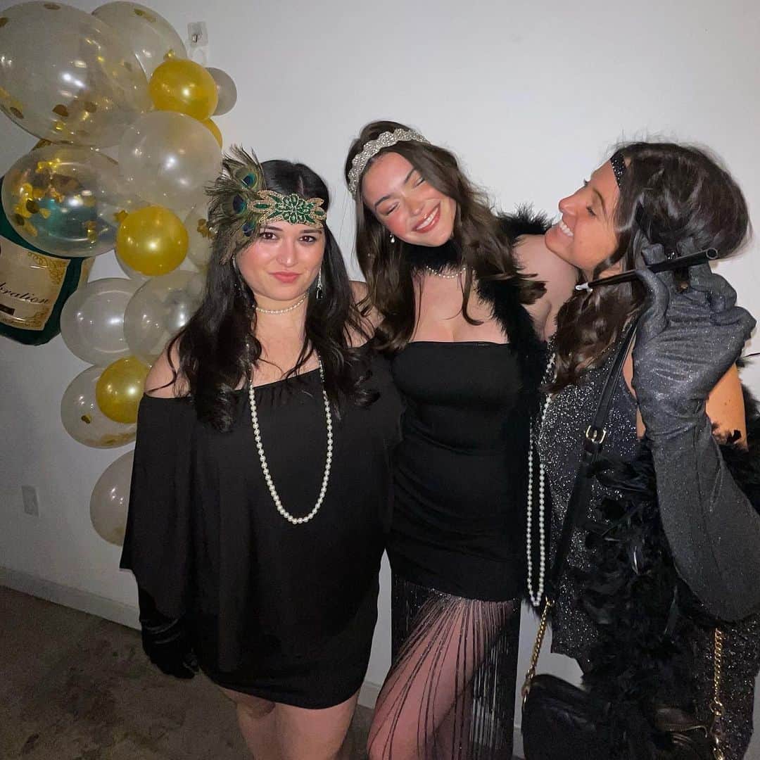 Eva Adamsさんのインスタグラム写真 - (Eva AdamsInstagram)「If you’re not into cliche captions plz keep scrolling … celebrating my 20s looks like celebrating those around me. Between the hostest with the mostest @arantxaaa to amazing friends old and new, I’m beyond grateful for all the laughs and love. Cheers to the 20s and every challenge and change in between! 😇✨」1月16日 9時07分 - mevadams