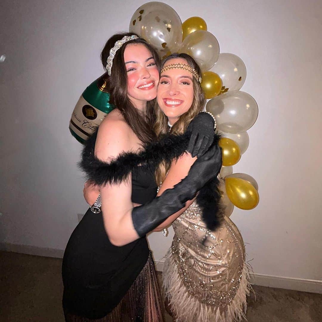 Eva Adamsさんのインスタグラム写真 - (Eva AdamsInstagram)「If you’re not into cliche captions plz keep scrolling … celebrating my 20s looks like celebrating those around me. Between the hostest with the mostest @arantxaaa to amazing friends old and new, I’m beyond grateful for all the laughs and love. Cheers to the 20s and every challenge and change in between! 😇✨」1月16日 9時07分 - mevadams