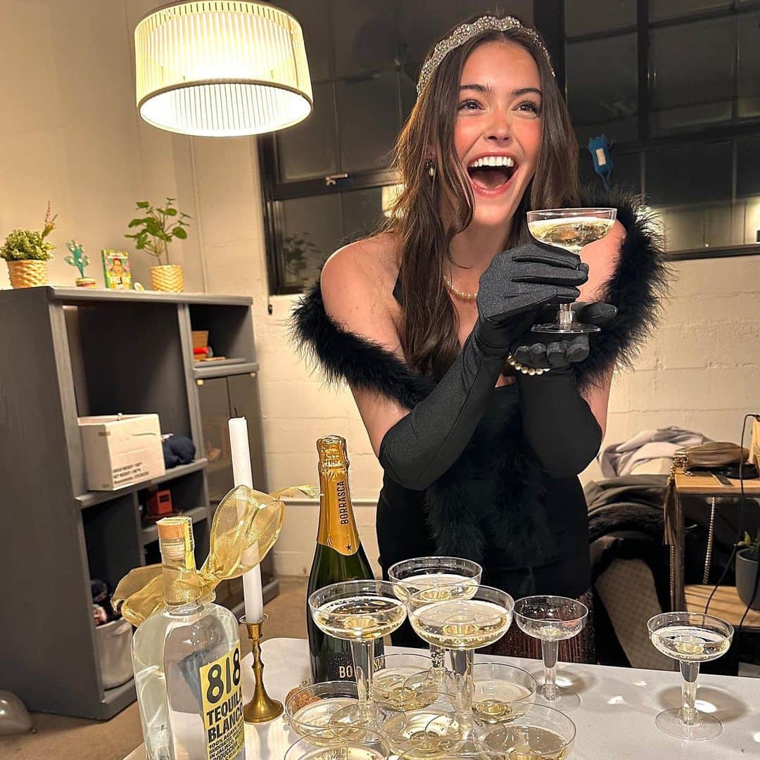 Eva Adamsのインスタグラム：「If you’re not into cliche captions plz keep scrolling … celebrating my 20s looks like celebrating those around me. Between the hostest with the mostest @arantxaaa to amazing friends old and new, I’m beyond grateful for all the laughs and love. Cheers to the 20s and every challenge and change in between! 😇✨」