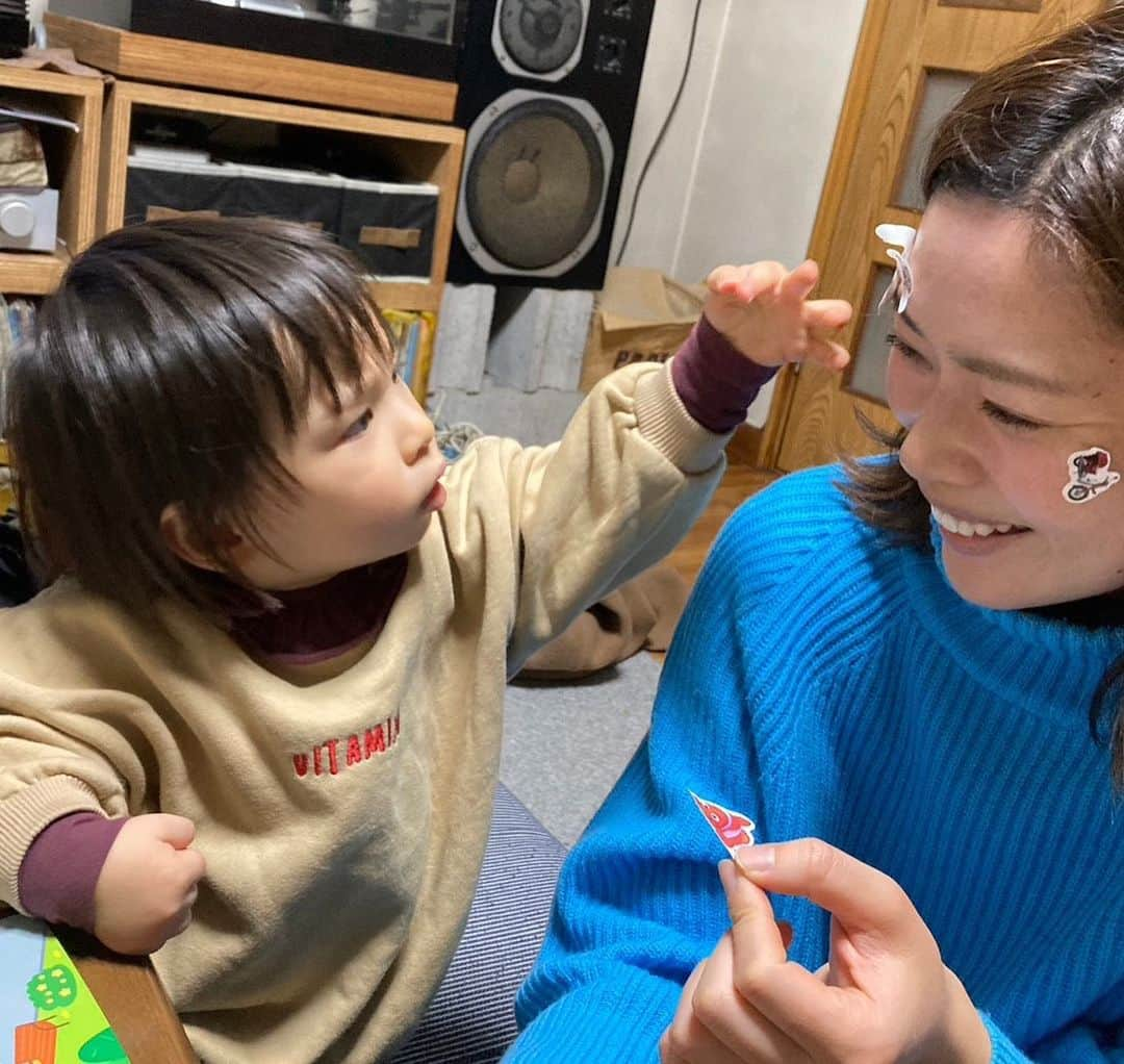 山本愛子さんのインスタグラム写真 - (山本愛子Instagram)「お正月の義実家にて。  シールで遊んでたおチビ。 急に私の顔に貼り出して、自分の顔にもペタペタ〜笑  子供の行動って読めなくて面白い🤣」1月16日 10時07分 - aikoyade1219