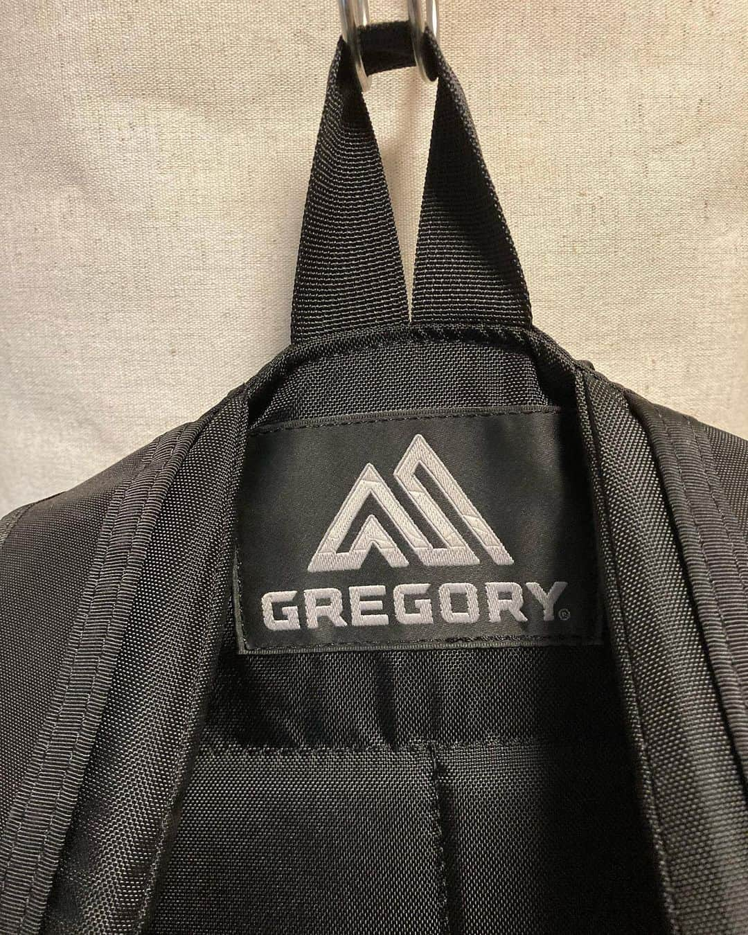 中島ヒロトさんのインスタグラム写真 - (中島ヒロトInstagram)「GREGORY × Begin DAY PACK  よく購入する雑誌“ビギン”の別注で、ロゴを前に付けない、通称「裏ロゴ」のデイパック。最初に裏ロゴのテールメイトを見ていいな、と思ったんですが、抽選販売で外れて。これもどうせ当たらないだろうと思ったら、買えて（笑）。ビームスボーイのを買った時期と被ったので、うーん、と思いましたが（笑）。オールブラックの感じは気に入ってます。 ちなみに今は普通に買えるんじゃないかな。当時はこれ買うとPCケースが付属してたけど、今は違うみたい。 これが最後。もう買わないぞ（笑）。  ボチボチお洋服に戻ります。  #gregory」1月16日 10時56分 - djhirotonakajima